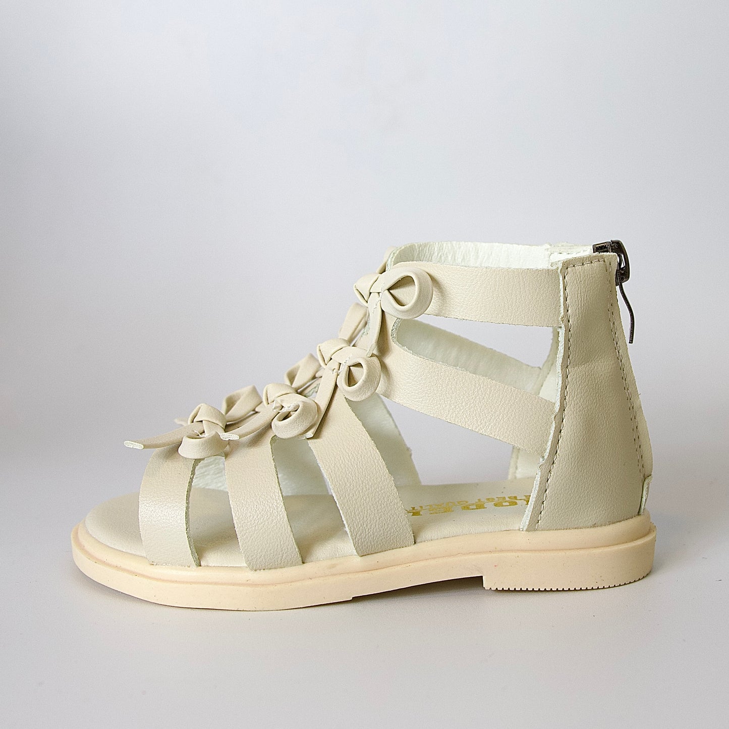 Sandalias tipo gladiador con lazo — modernas, cómodas y perfectas para días activos.