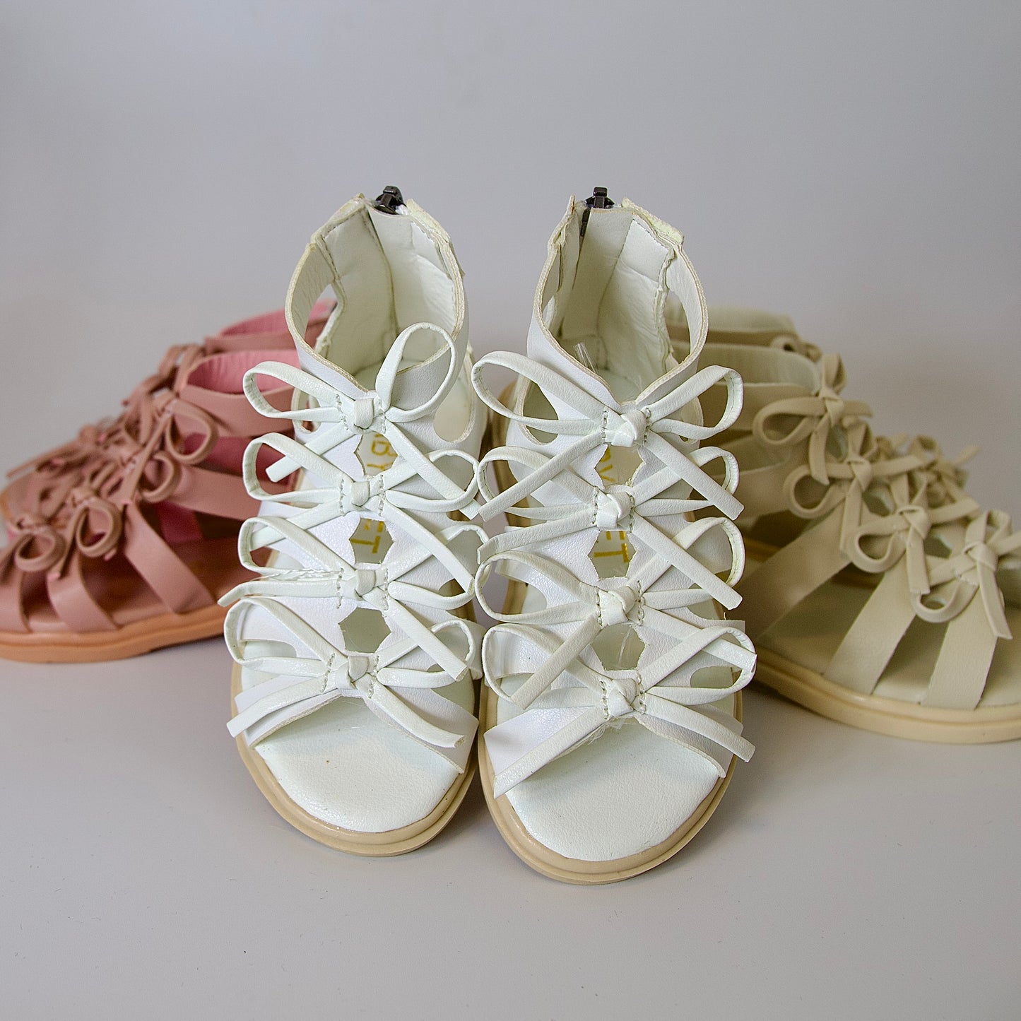 Sandalias tipo gladiador con lazo — modernas, cómodas y perfectas para días activos.