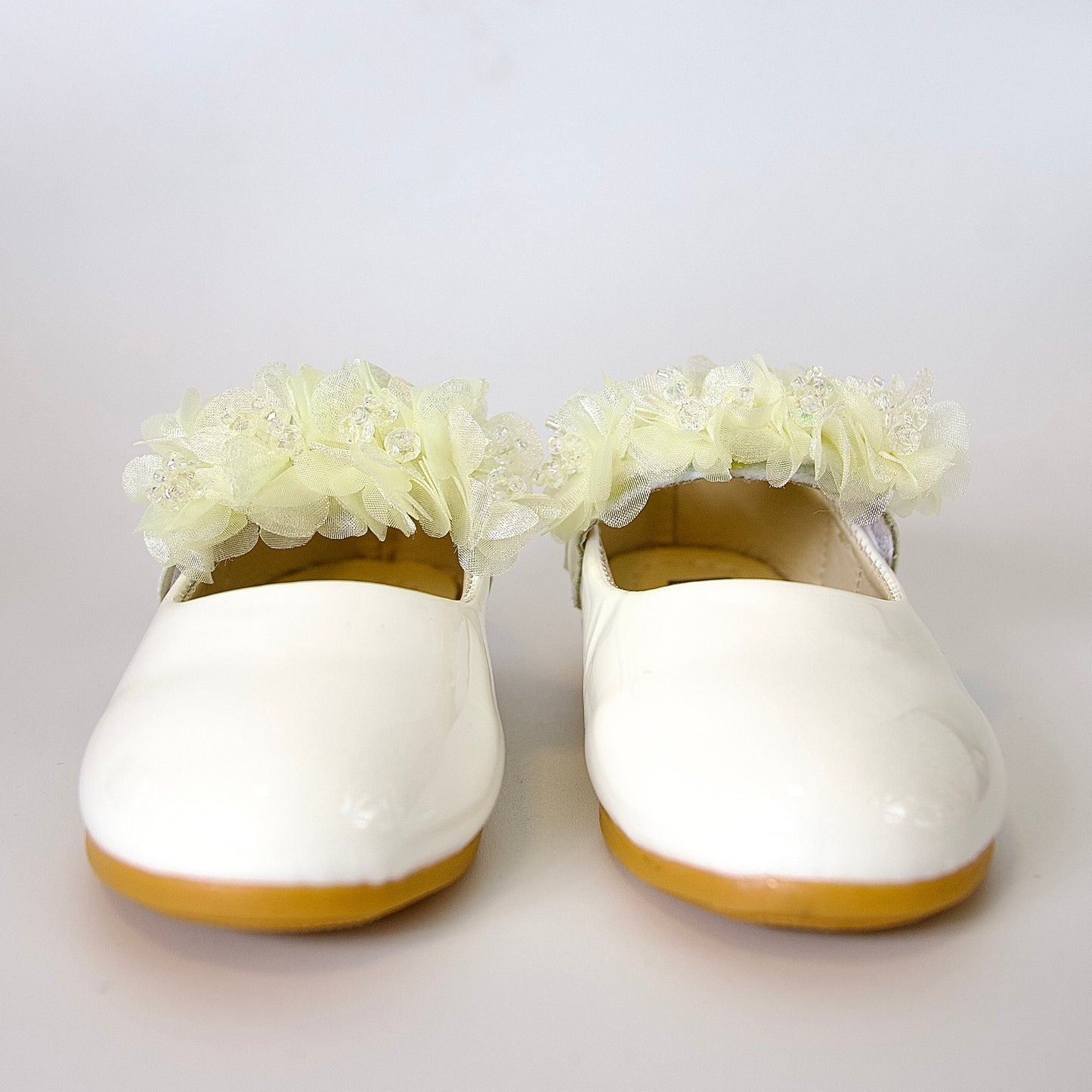 Zapatos charol con flores de cristal — perfectos para momentos especiales