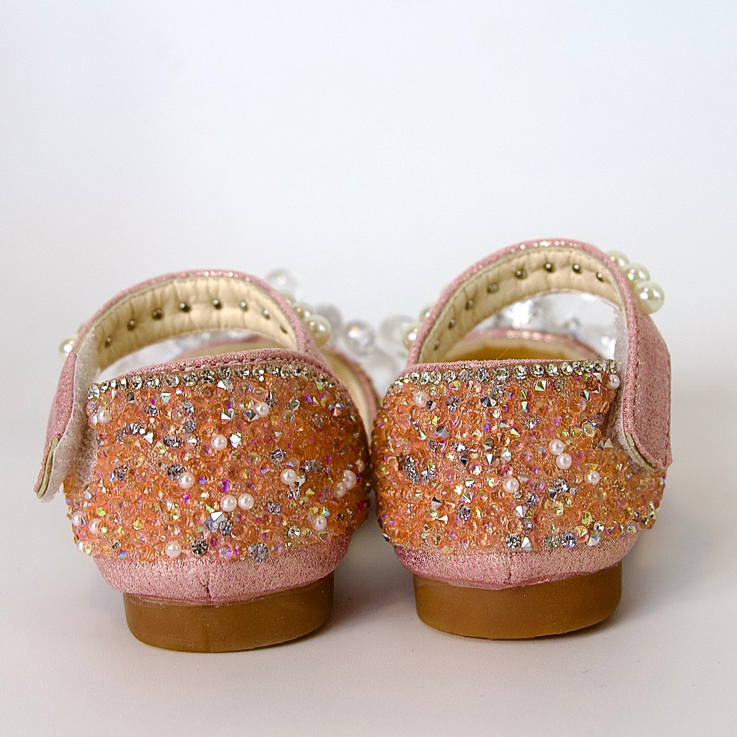 Zapatos festivos con cristales, perlas y cuentas plateadas