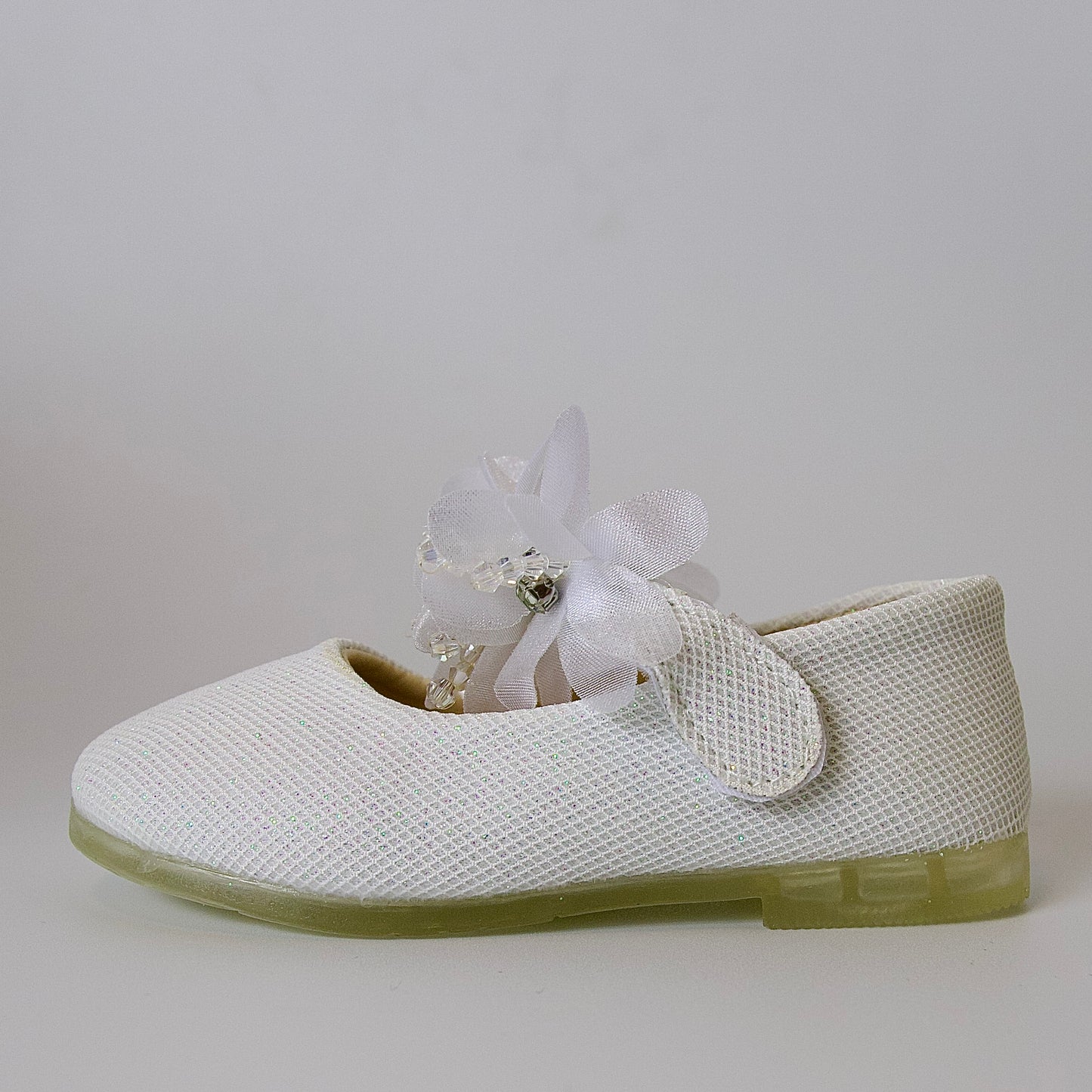 Zapatos blancos elegantes con flores — para celebraciones y momentos especiales