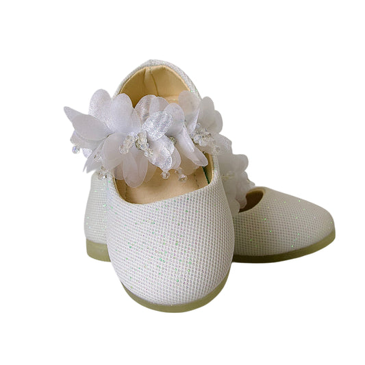Zapatos blancos elegantes con flores — para celebraciones y momentos especiales