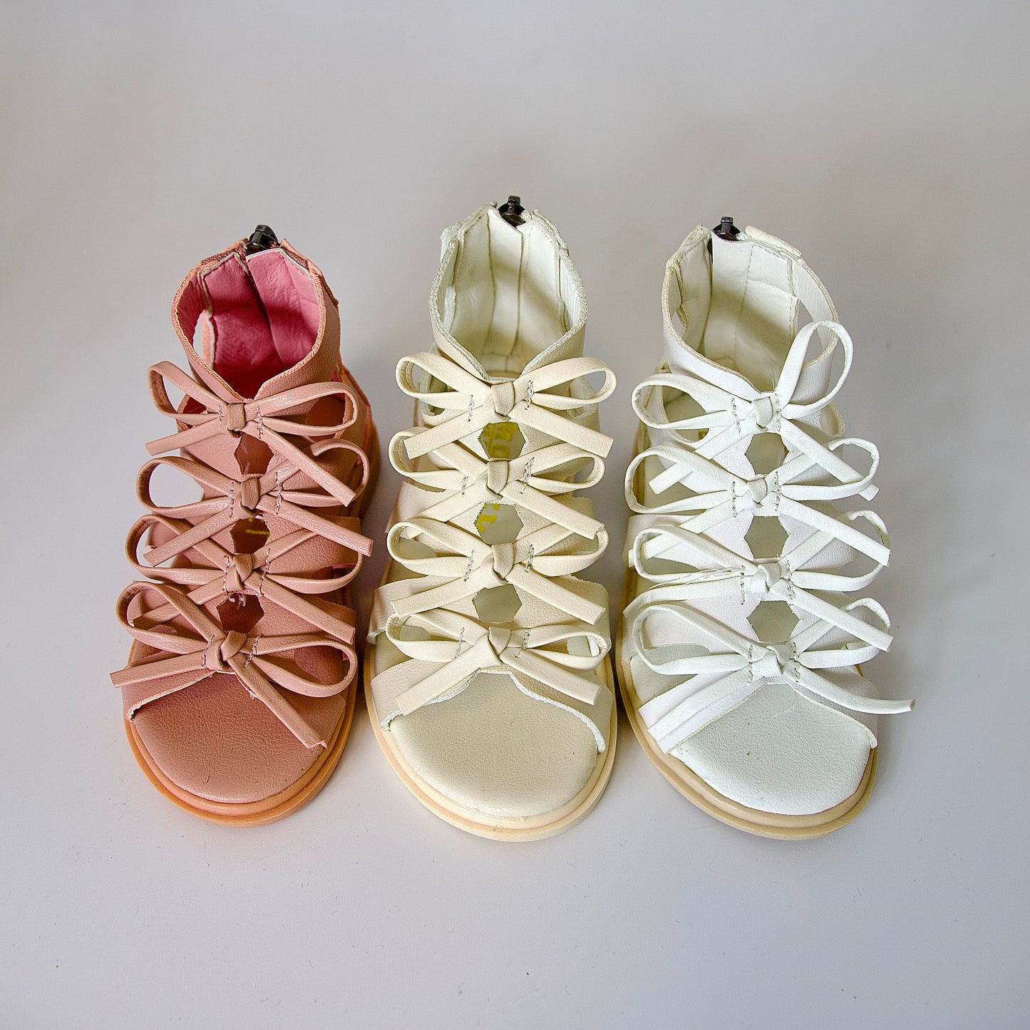 Sandalias tipo gladiador con lazo — modernas, cómodas y perfectas para días activos.