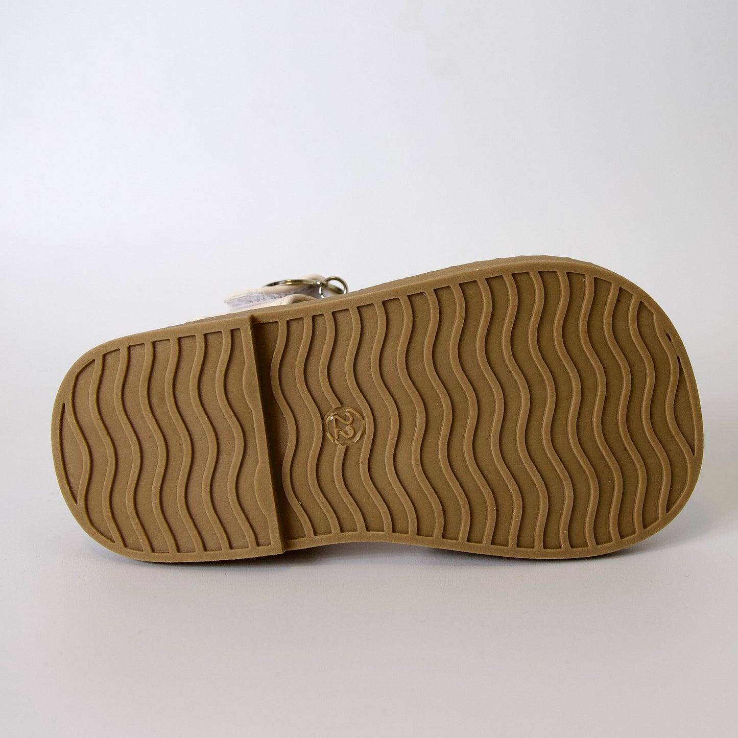 Comodidad con un toque brillante
Sandalias con punta cerrada y lazo con brillos