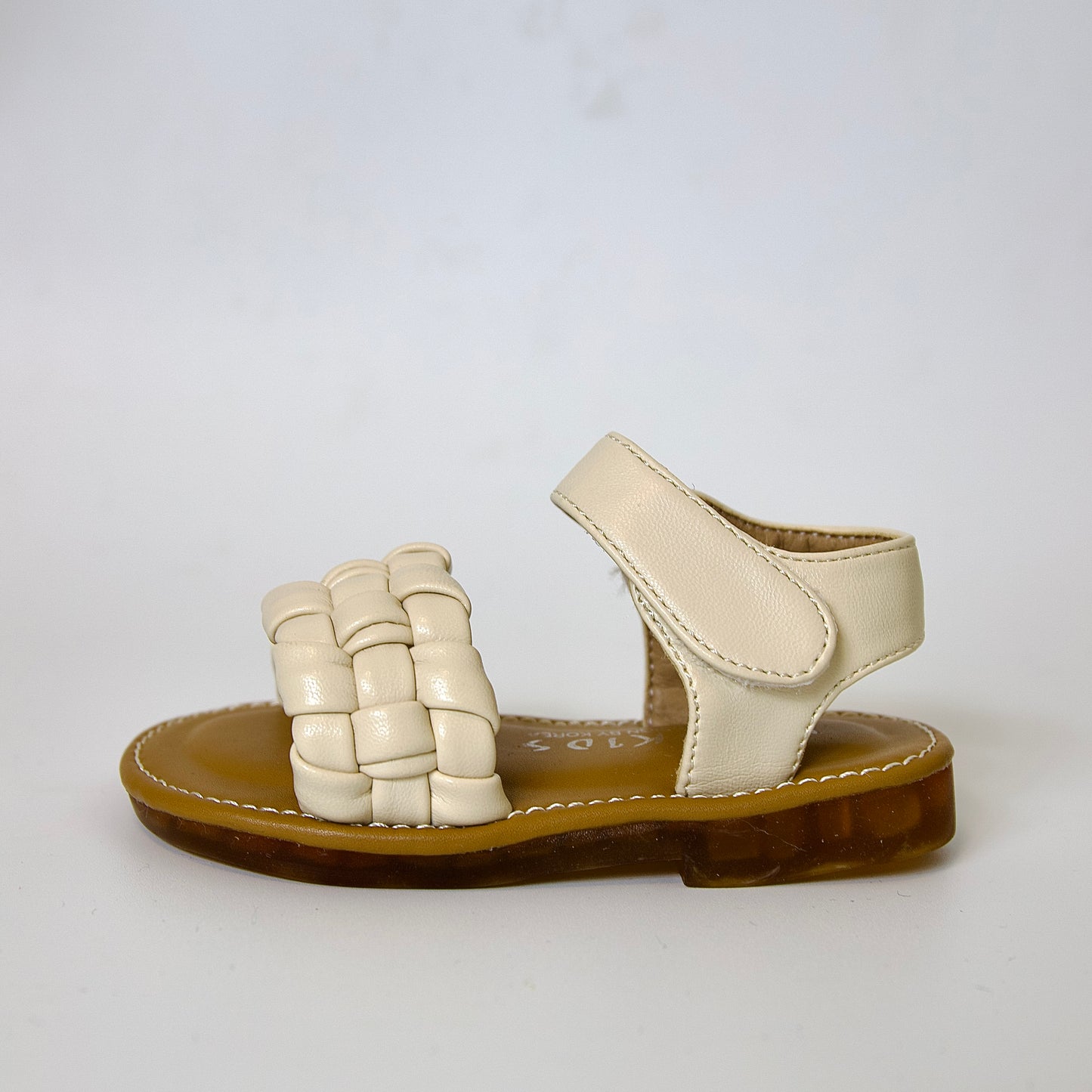 Sandalias tejidas color beige — perfectas para paseos, juegos y días soleados