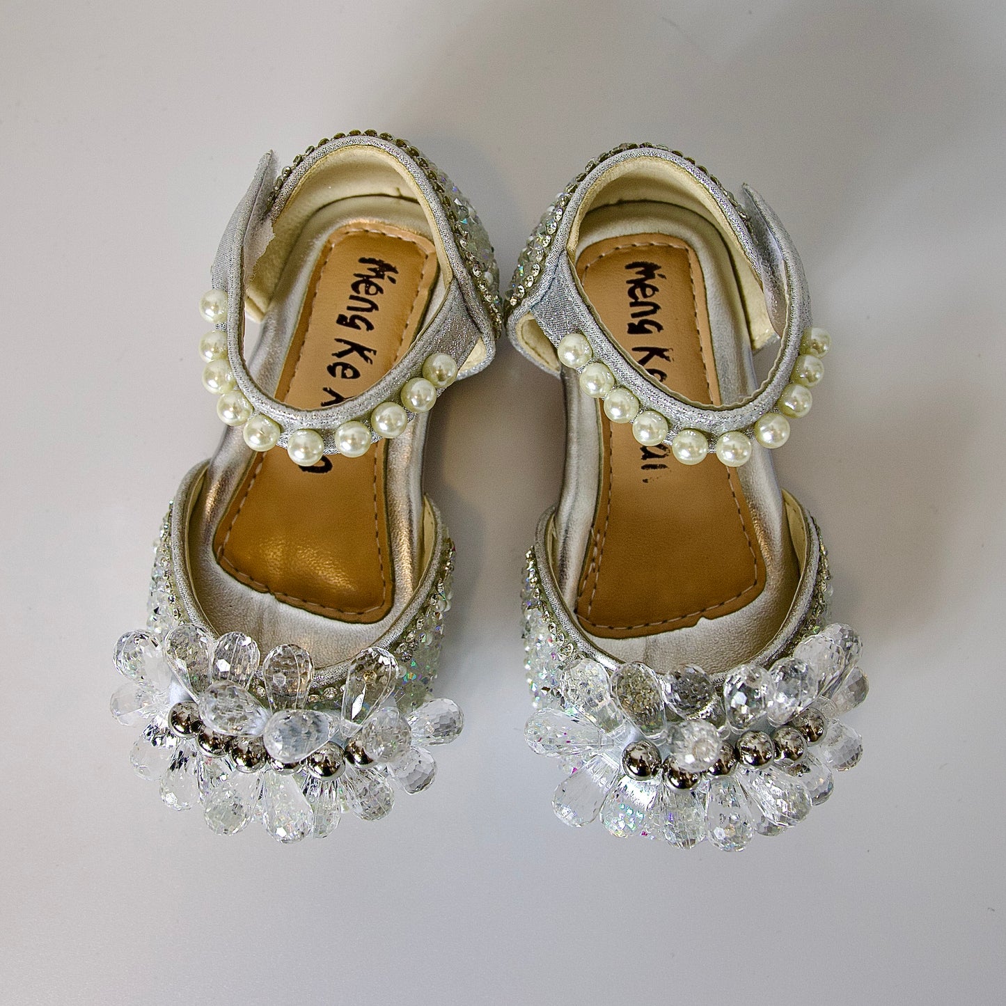 Zapatos festivos con cristales, perlas y cuentas plateadas