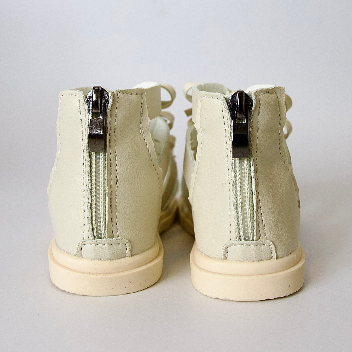 Sandalias tipo gladiador con lazo — modernas, cómodas y perfectas para días activos.