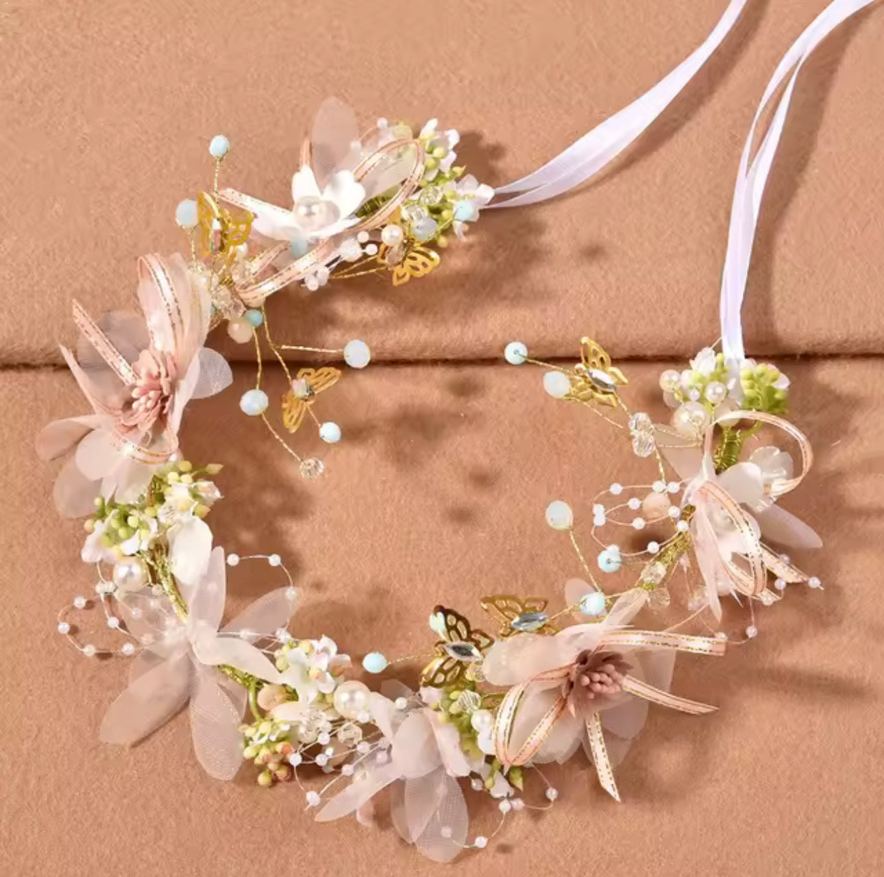 Diadema floral con cristales y flores de tela