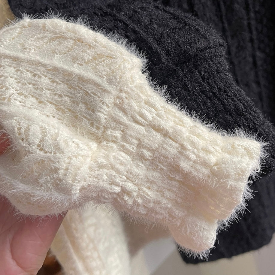 Este acogedor polerón tejido con cuello alto y forro interior de polar