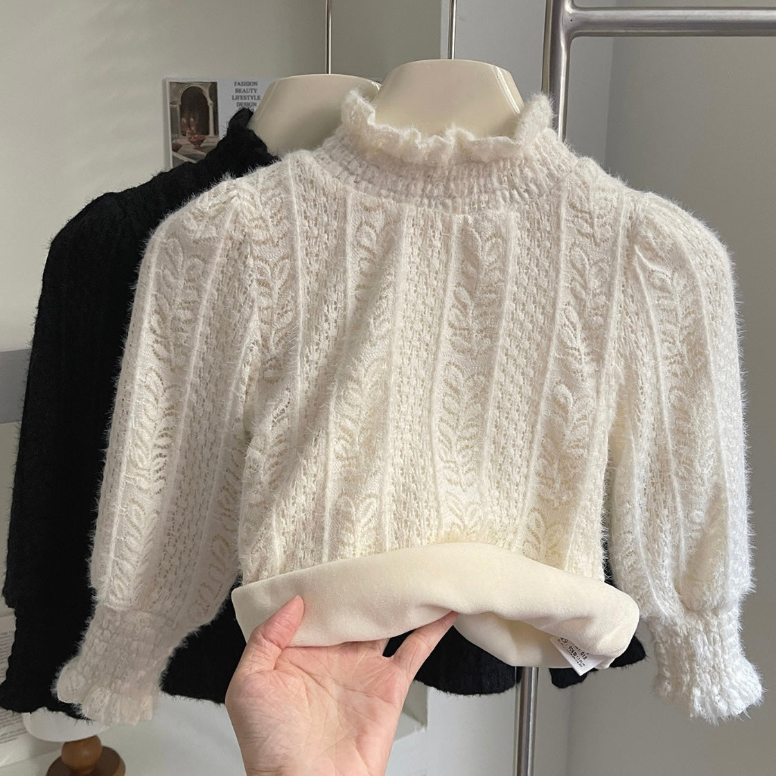 Este acogedor polerón tejido con cuello alto y forro interior de polar